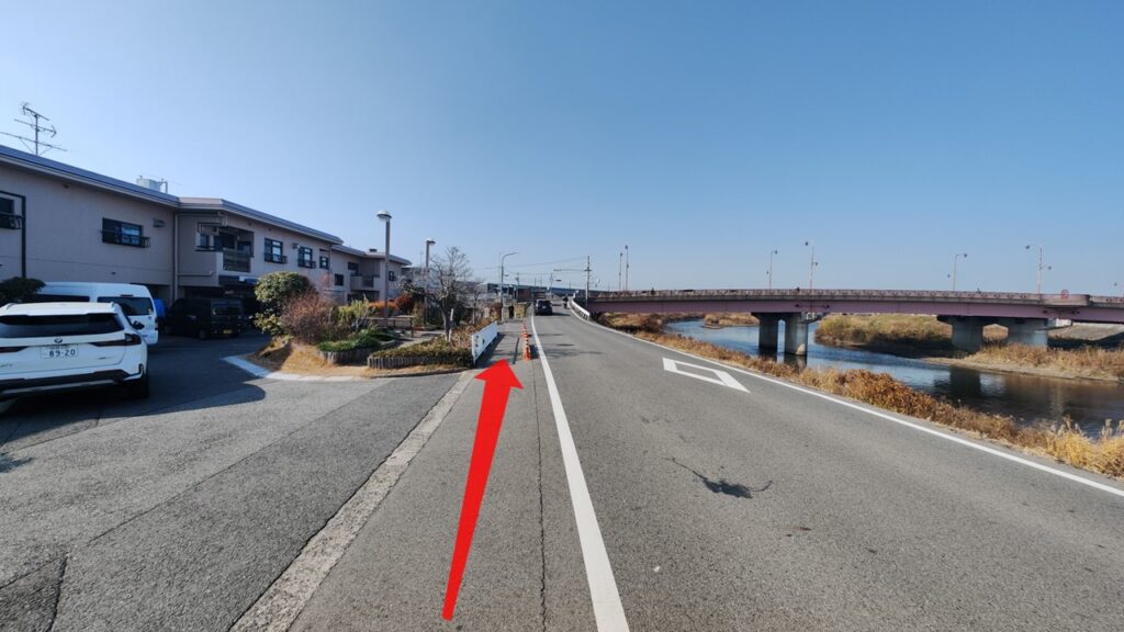 川沿いの道