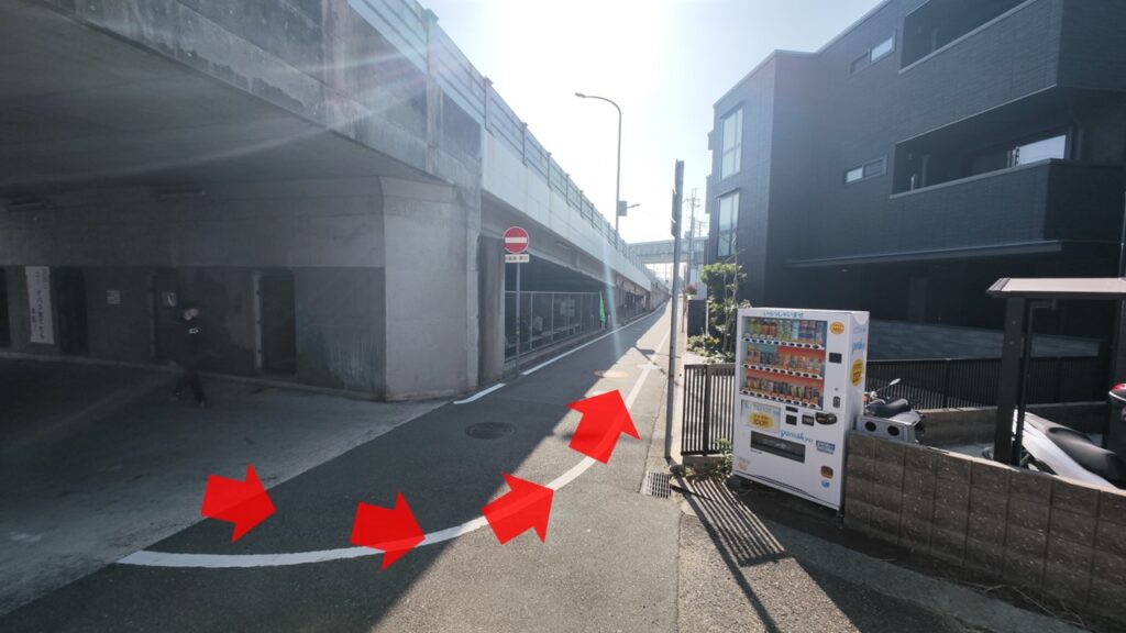 路地を直進