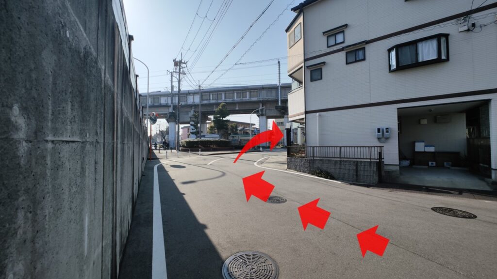 家沿いを右に