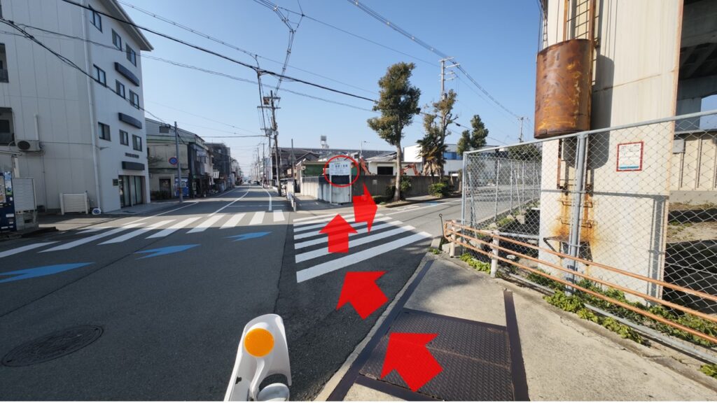 横断歩道を渡って右へ