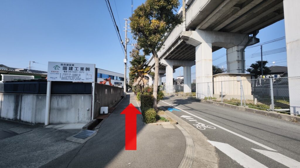 しばらく直進