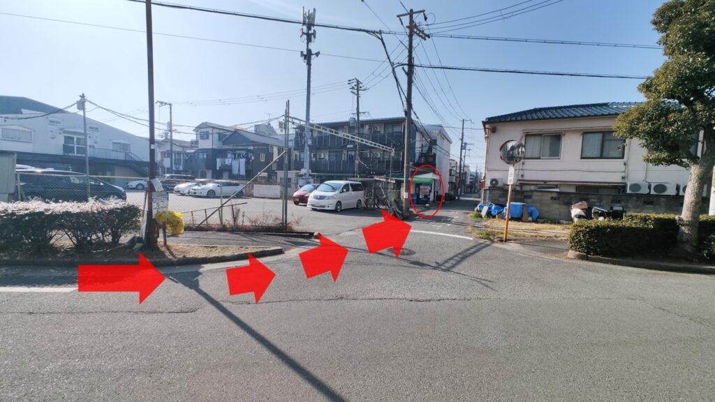 駐車場沿いを回り込む