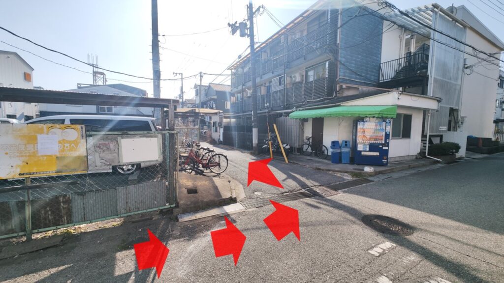 路地を直進