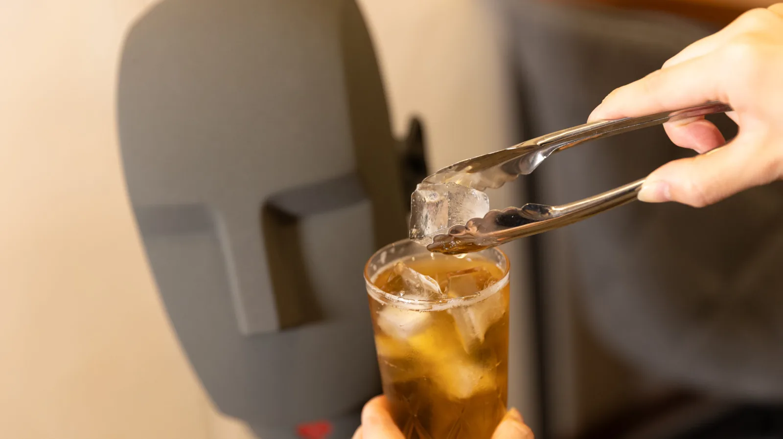 飲み物を注ぐ音のバイノーラル収録