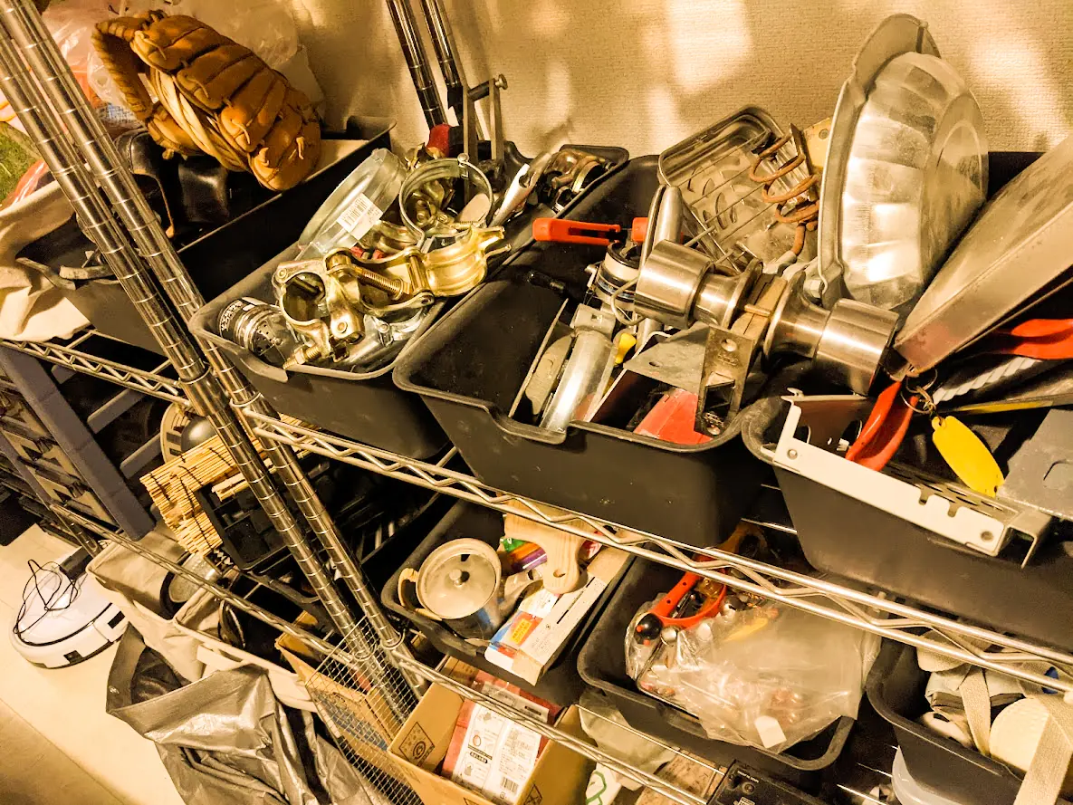 フォーリー用の金属小道具の棚